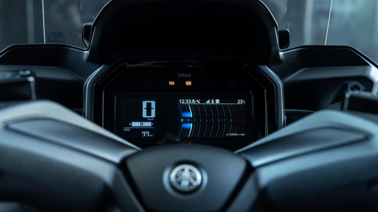 2025-Yamaha-XMAX300ASV-EU-Ceramic_Grey-Detail-004-03