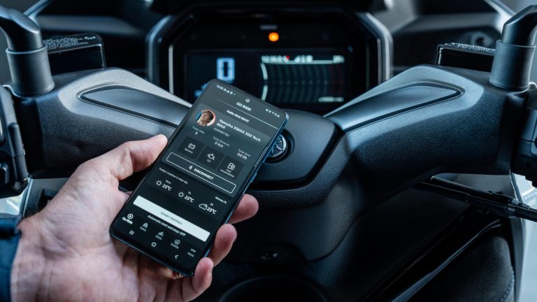 2025-Yamaha-XMAX300ASV-EU-Ceramic_Grey-Detail-005-03