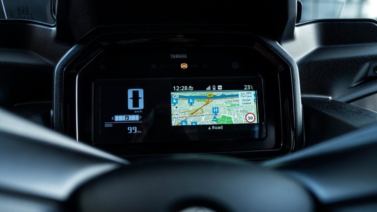 2025-Yamaha-XMAX300ASV-EU-Ceramic_Grey-Detail-006-03