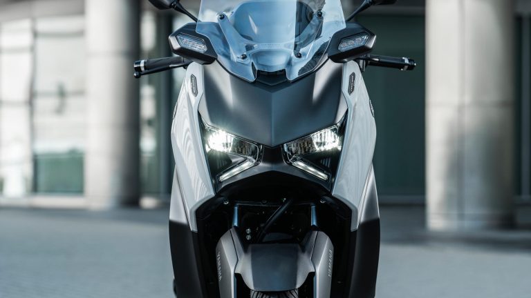 2025-Yamaha-XMAX300ASV-EU-Ceramic_Grey-Detail-008-03