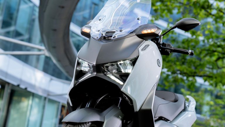 2025-Yamaha-XMAX300ASV-EU-Ceramic_Grey-Detail-009-03