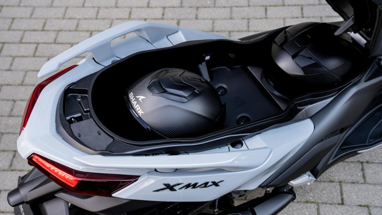 2025-Yamaha-XMAX300ASV-EU-Ceramic_Grey-Detail-012-03
