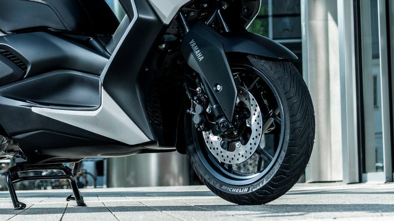 2025-Yamaha-XMAX300ASV-EU-Ceramic_Grey-Detail-014-03