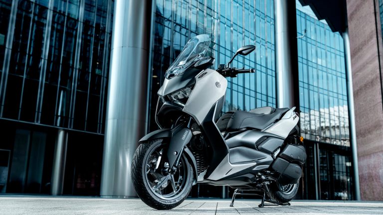 2025-Yamaha-XMAX300ASV-EU-Ceramic_Grey-Static-002-03