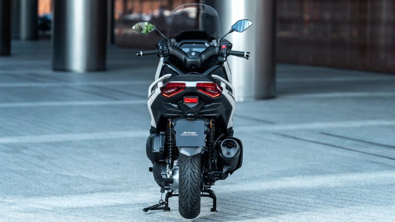 2025-Yamaha-XMAX300ASV-EU-Ceramic_Grey-Static-005-03