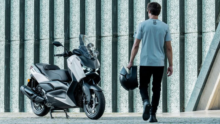 2025-Yamaha-XMAX300ASV-EU-Ceramic_Grey-Static-006-03