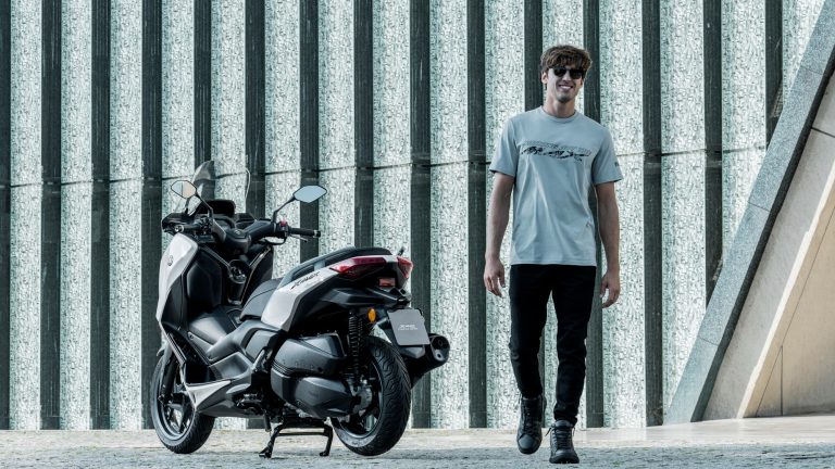 2025-Yamaha-XMAX300ASV-EU-Ceramic_Grey-Static-007-03