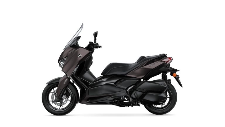 2025-Yamaha-XMAX300ASV-EU-Dark_Magma-Studio-006-03