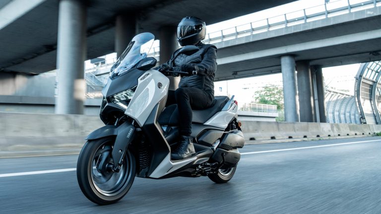 2025-Yamaha-XMAX300ASVH-EU-Ceramic_Grey-Action-008-03