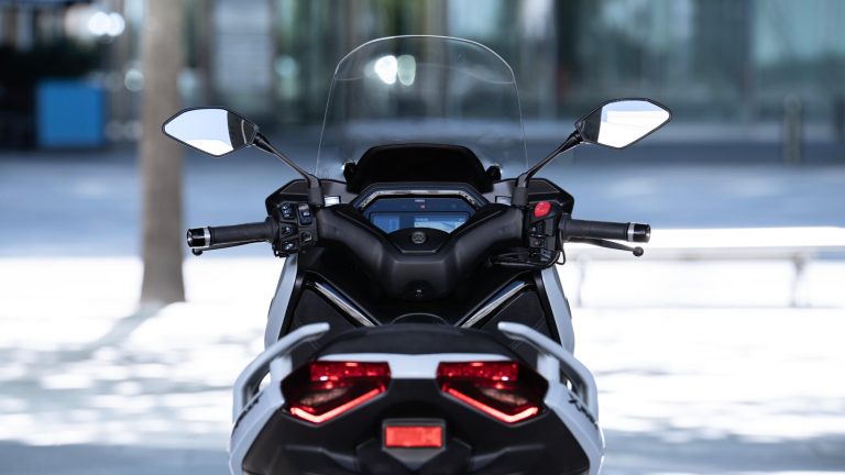 2025-Yamaha-XMAX300ASVH-EU-Ceramic_Grey-Detail-002-03