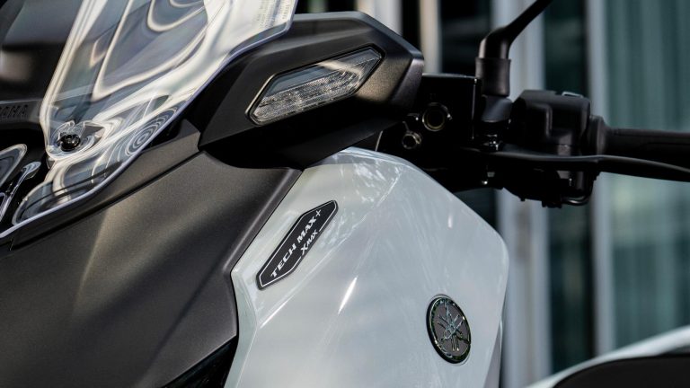 2025-Yamaha-XMAX300ASVH-EU-Ceramic_Grey-Detail-003-03