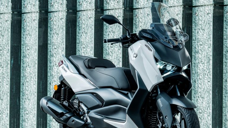 2025-Yamaha-XMAX300ASVH-EU-Ceramic_Grey-Detail-008-03