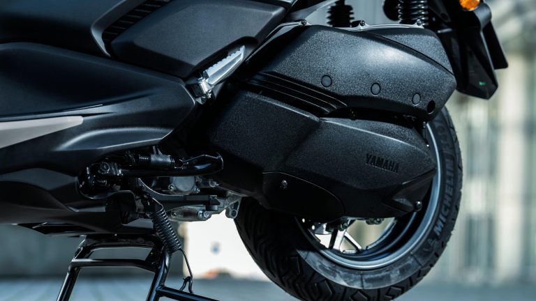 2025-Yamaha-XMAX300ASVH-EU-Ceramic_Grey-Detail-014-03