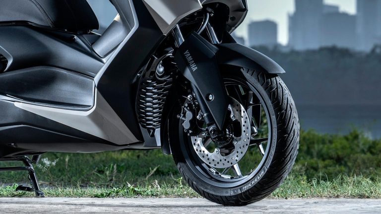 2025-Yamaha-XMAX300ASVH-EU-Ceramic_Grey-Detail-015-03