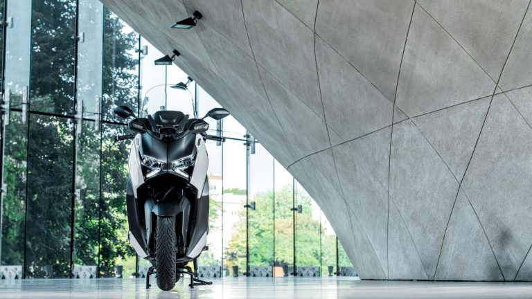 2025-Yamaha-XMAX300ASVH-EU-Ceramic_Grey-Static-002-03