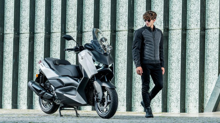 2025-Yamaha-XMAX300ASVH-EU-Ceramic_Grey-Static-004-03