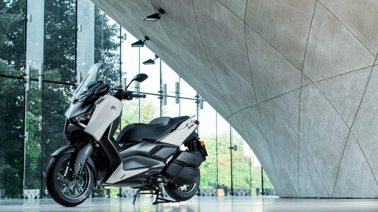 2025-Yamaha-XMAX300ASVH-EU-Ceramic_Grey-Static-005-03