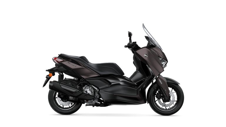 2025-Yamaha-XMAX300ASVH-EU-Dark_Magma-Studio-002-03