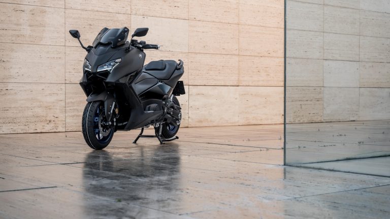 2025-Yamaha-XP500A-EU-Icon_Black_-Accessorized-detail-002-03