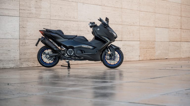 2025-Yamaha-XP500A-EU-Icon_Black_-Accessorized-detail-004-03