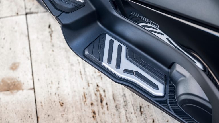 2025-Yamaha-XP500A-EU-Icon_Black_-Accessorized-detail-008-03