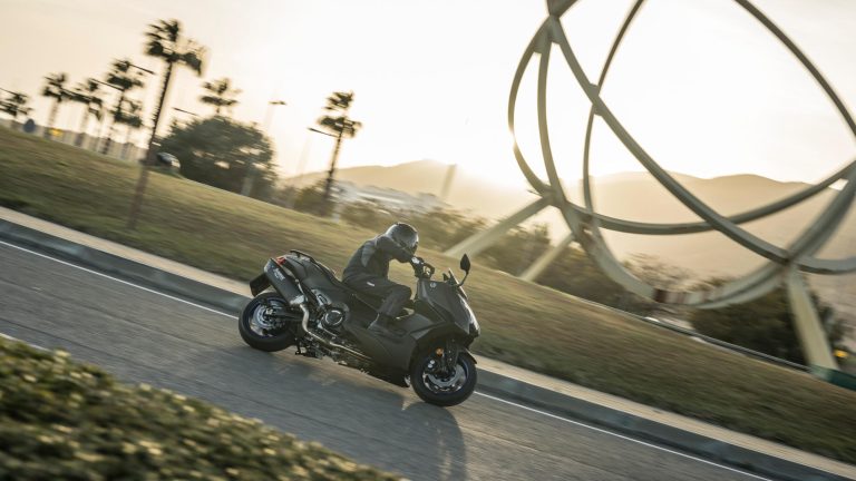 2025-Yamaha-XP500A-EU-Icon_Black_-Accessorized-detail-013-03