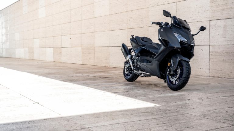 2025-Yamaha-XP500A-EU-Icon_Black_-Accessorized-detail-014-03