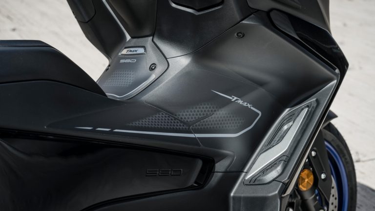 2025-Yamaha-XP500A-EU-Icon_Black_-Accessorized-detail-017-03