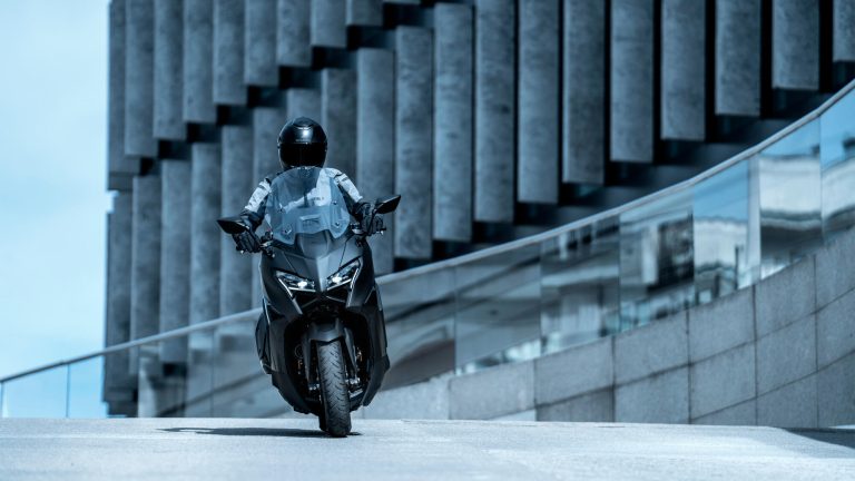 2025-Yamaha-XP500A-EU-Icon_Black_-Action-004-03