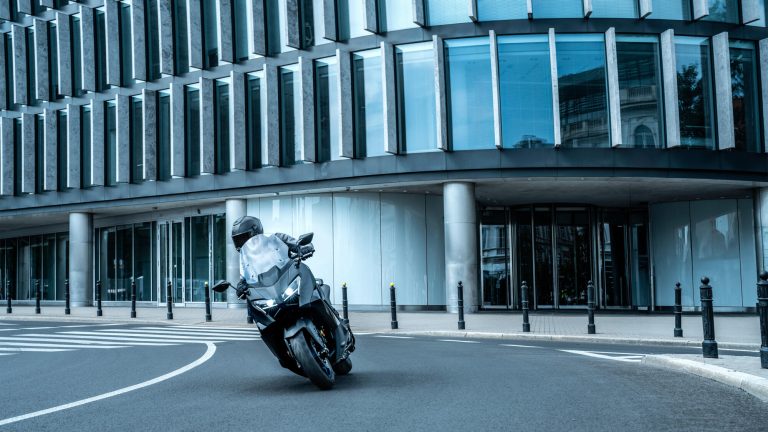 2025-Yamaha-XP500A-EU-Icon_Black_-Action-007-03