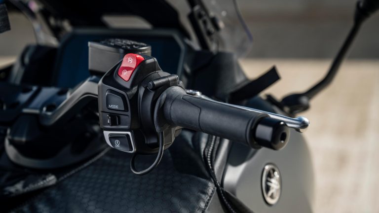 2025-Yamaha-XP500A-EU-Tech_Kamo-Accessorized-detail-005-03