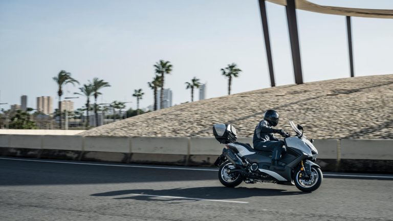 2025-Yamaha-XP500ADX-EU-Ceramic_Grey-Accessorized-detail-001-03