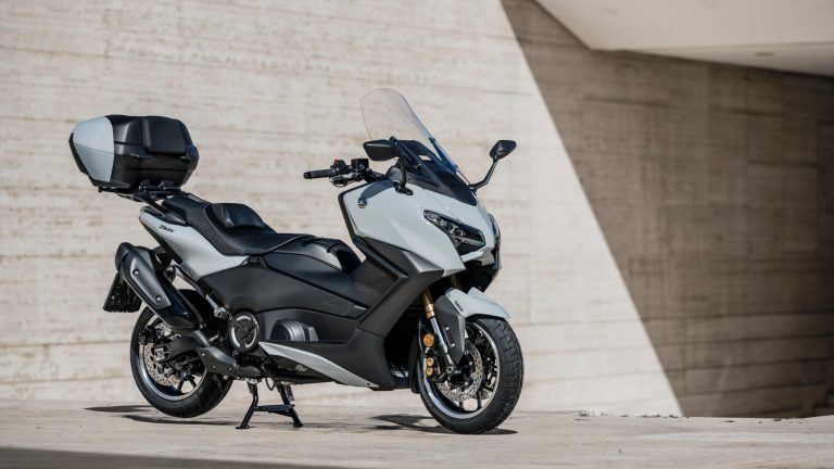 2025-Yamaha-XP500ADX-EU-Ceramic_Grey-Accessorized-detail-003-03