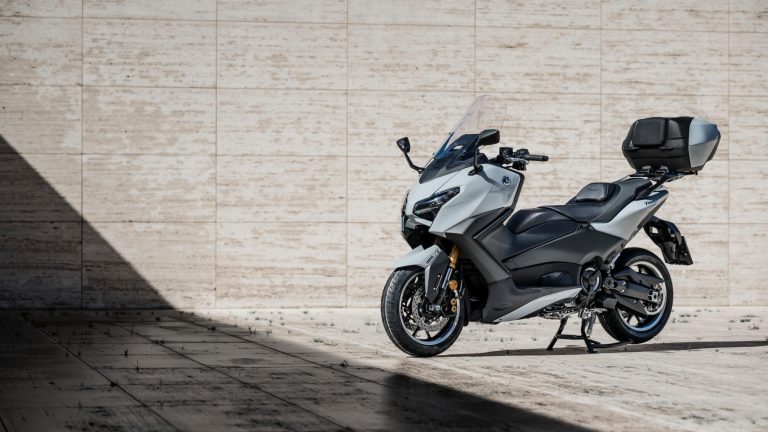 2025-Yamaha-XP500ADX-EU-Ceramic_Grey-Accessorized-detail-004-03