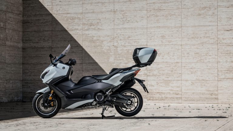 2025-Yamaha-XP500ADX-EU-Ceramic_Grey-Accessorized-detail-005-03