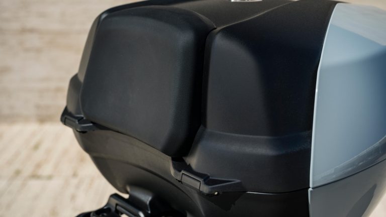 2025-Yamaha-XP500ADX-EU-Ceramic_Grey-Accessorized-detail-008-03