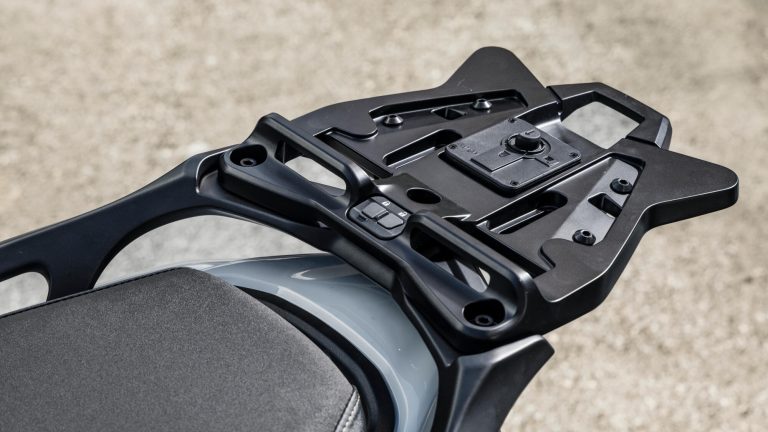 2025-Yamaha-XP500ADX-EU-Ceramic_Grey-Accessorized-detail-012-03