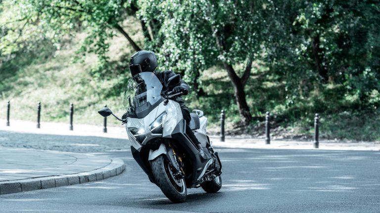 2025-Yamaha-XP500ADX-EU-Ceramic_Grey-Action-012-03