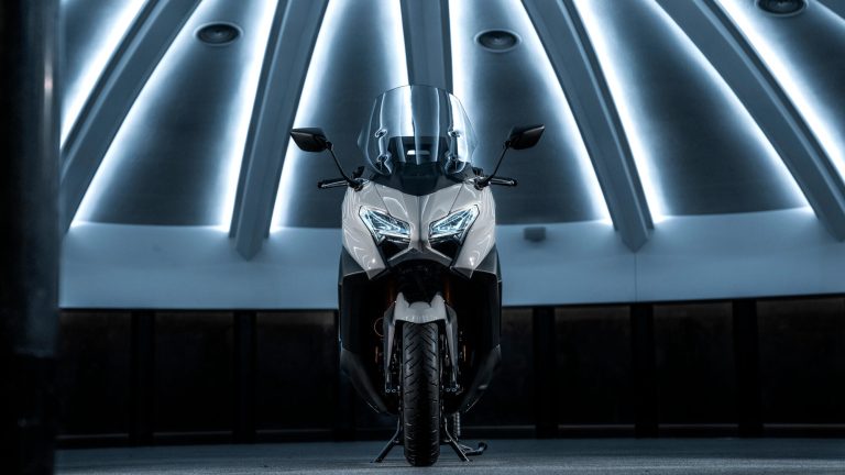 2025-Yamaha-XP500ADX-EU-Ceramic_Grey-Static-002-03