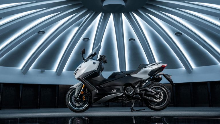 2025-Yamaha-XP500ADX-EU-Ceramic_Grey-Static-004-03