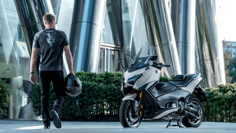 2025-Yamaha-XP500ADX-EU-Ceramic_Grey-Static-007-03