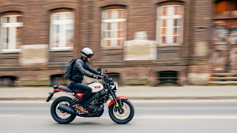 2025-Yamaha-XS125-EU-Legend_White-Action-006-03