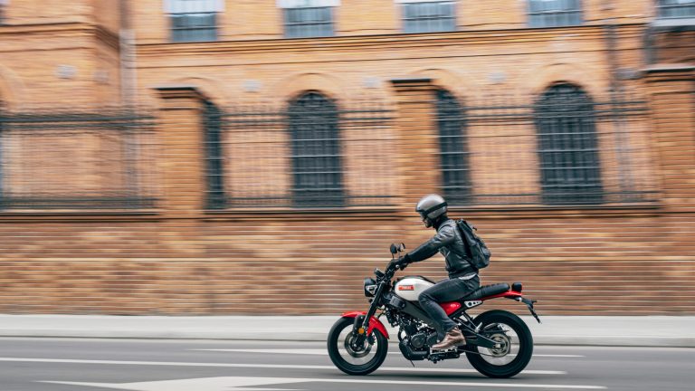 2025-Yamaha-XS125-EU-Legend_White-Action-009-03