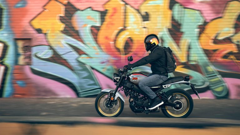 2025-Yamaha-XS125SV-EU-Legend_Silver-Action-004-03