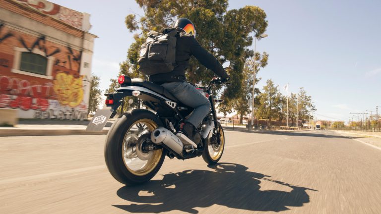 2025-Yamaha-XS125SV-EU-Legend_Silver-Action-005-03