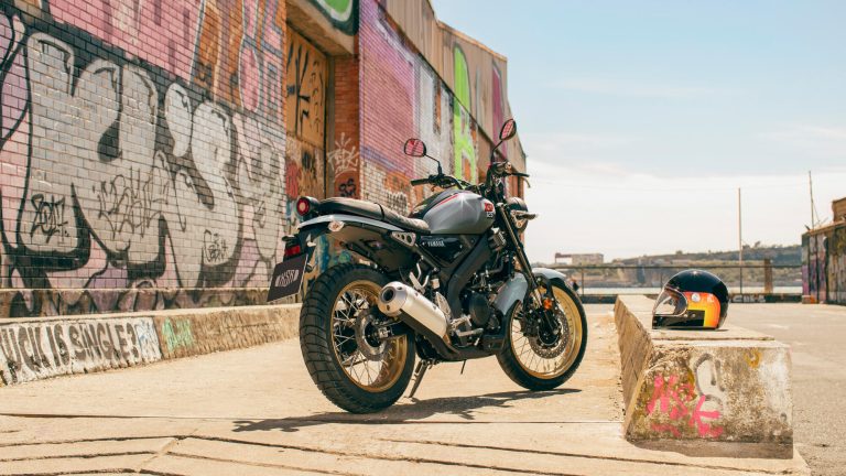 2025-Yamaha-XS125SV-EU-Legend_Silver-Static-005-03