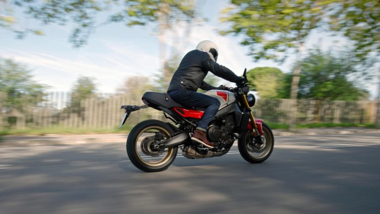 2025-Yamaha-XS850-EU-Legend_Red-Action-004-03