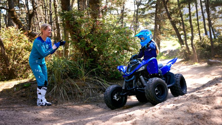 2025-Yamaha-YFM110R-25-EU-Racing_Blue-Action-001-03