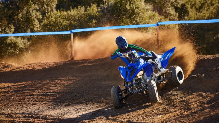 2025-Yamaha-YFM700R-25S1-EU-Racing_Blue-Action-001-03