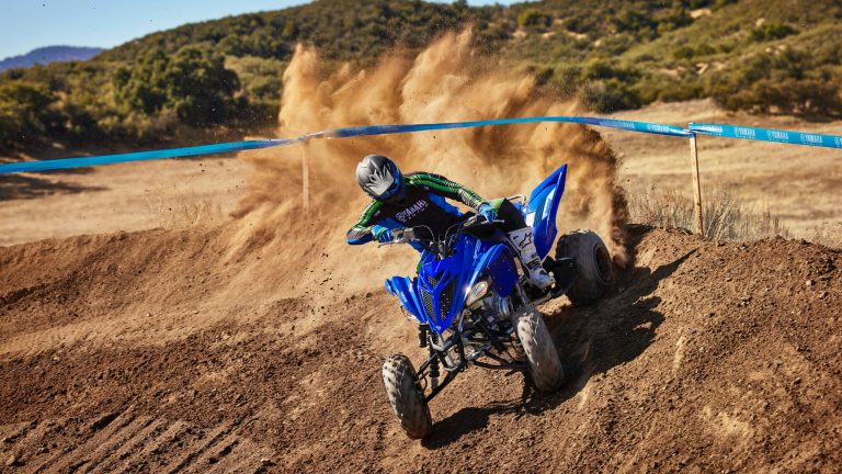 2025-Yamaha-YFM700R-25S1-EU-Racing_Blue-Action-002-03